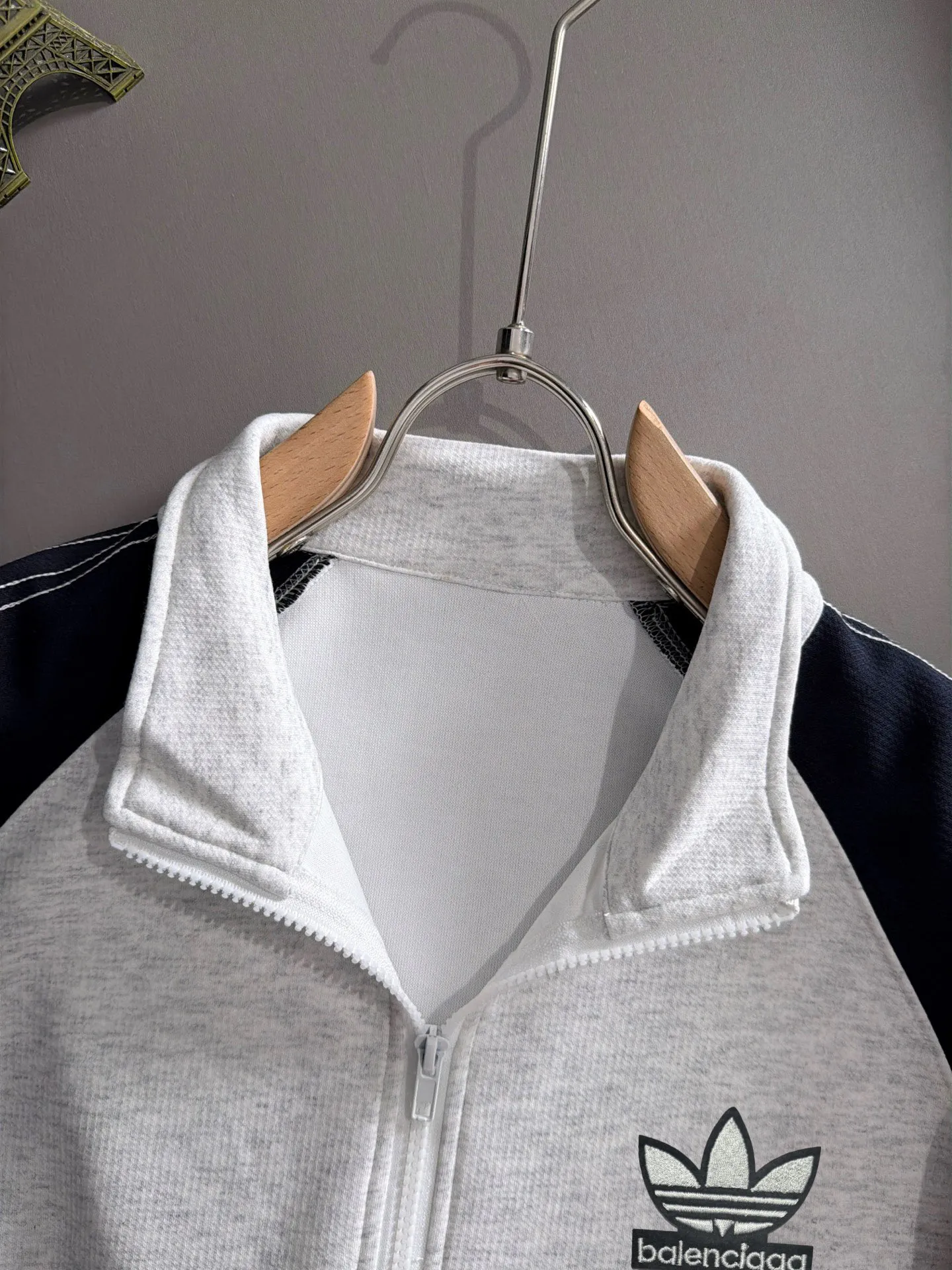 Paris Clover 2026 long-sleeved sweatshirts for men and women Same Style. Many stars have the same style, the top Original version. Feel free to compare🆚The fabric is custom-dyed and lightly sprayed and distressed. The fabric, material, and details are consistent with the original version. Special cotton and linen fabrics are selected. The cost of the fabric is extremely expensive. It is twice as expensive as pure cotton materials. We will do better at all costs. Three standards are complete. The comparison between non-market products and my fabrics is very different. Only the top version is made! Size: M-4XL